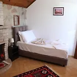 Hotell --hotel Deal-- With Castle View 3*