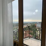 Hotell --hotel Deal-- With Castle View