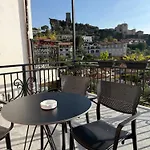 Hotell --hotel Deal-- With Castle View 3*