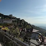 Hotell --hotel Deal-- With Castle View Krujë