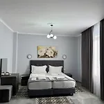 --hotel Deal-- With Castle View 3* Krujë