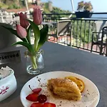 --hotel Deal-- With Castle View Krujë