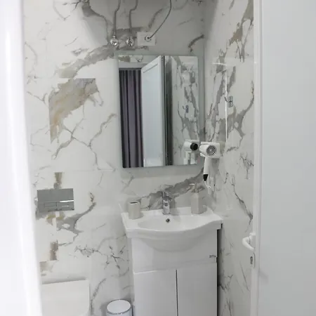 --hotel Deal-- With Castle View 3* Krujë