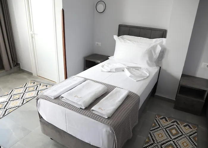 --hotel Deal-- With Castle View 3* Krujë